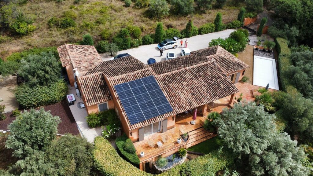panneaux photovoltaiques sur tuiles romanes