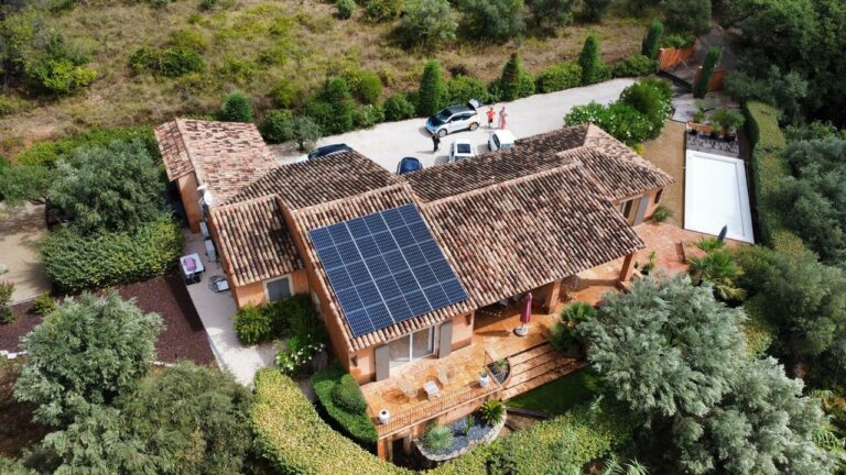 panneaux photovoltaiques sur tuiles romanes