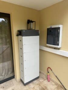 panneaux solaires sur pans de toiture avec batteries