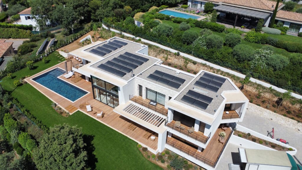 photovoltaique sur toiture plate a grasse