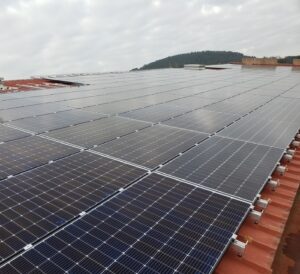 pose de panneaux solaires sur le toit du gymnase des arcs