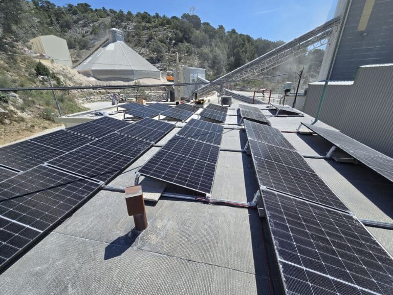 pose de panneaux solaires sur toit plat au revest