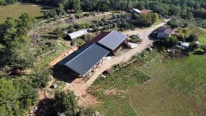 panneau photovoltaique sur toiture hangar