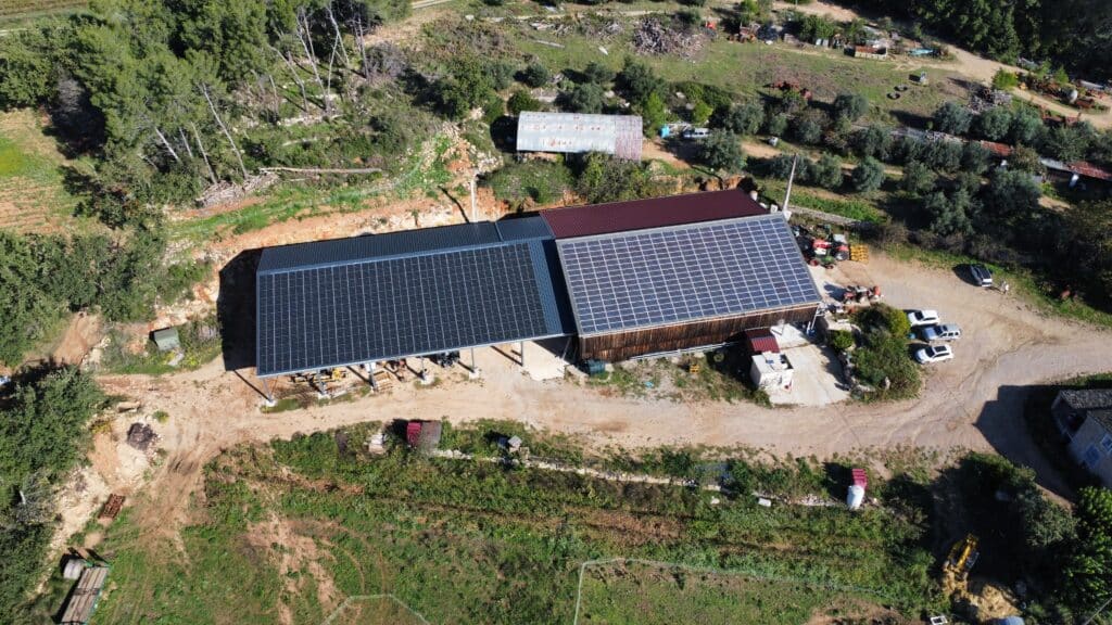 panneaux solaires sur hangar