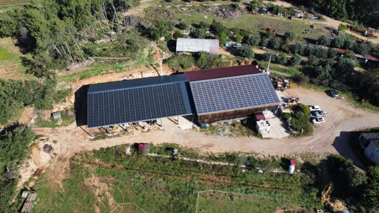 panneaux solaires sur hangar